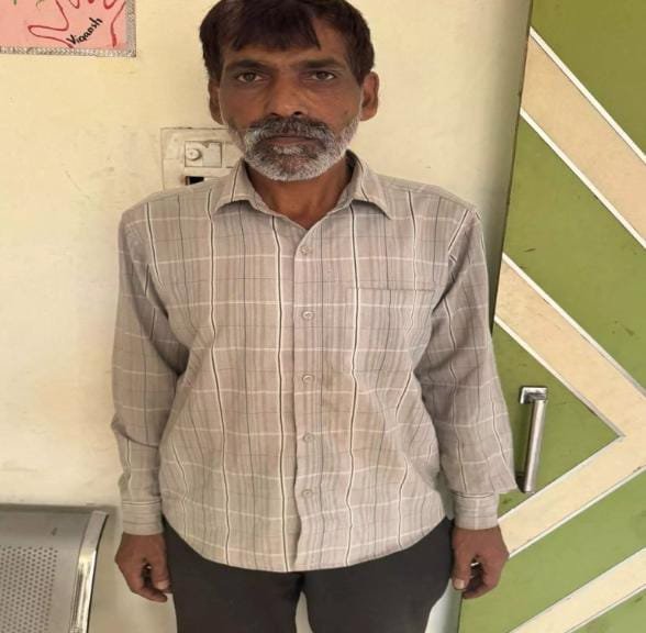 Raipur: ट्रांसपोर्ट कंपनी में फर्जीवाड़ा: पूर्व कर्मचारी गिरफ्तार, फर्जी नंबर प्लेट और दस्तावेजों से कर रहा था धोखाधड़ी