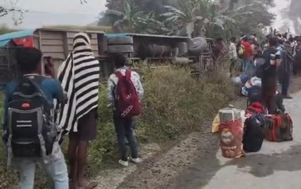 Balrampur में बस पलटने से 24 से अधिक घायल, सड़क हादसे में मचा हड़कंप