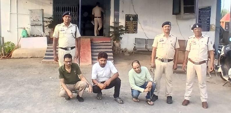 Raipur: ग्राम खटियापाटी में हत्या का मामला: दो आरोपी गिरफ्तार, एक अपचारी बालक शामिल