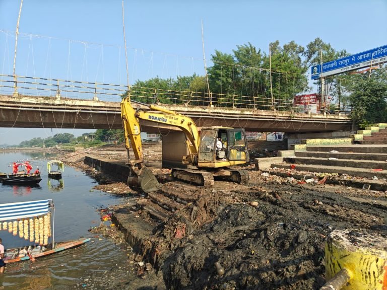 Raipur: छठ पूजा से पहले  महादेवघाट में नगर निगम का विशेष सफाई अभियान, पोकलेन मशीन से चल रहा क्लीनिंग 