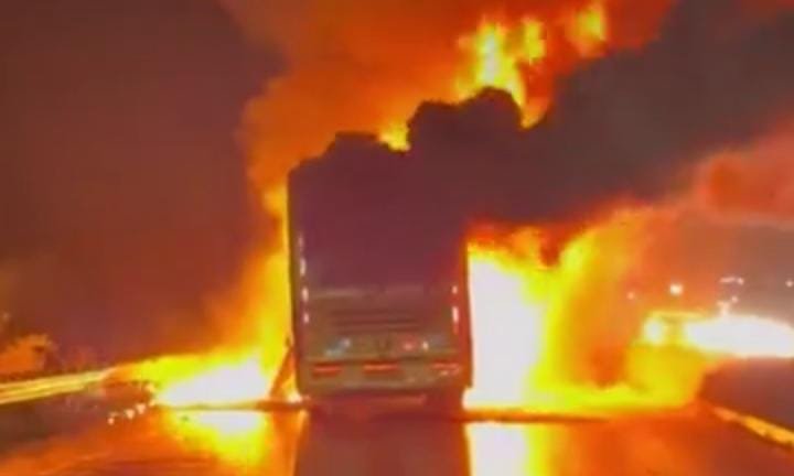 कुरनूल में भीषण बस हादसा: चलते बस में लगी आग, 20 लोगों की मौत की आशंका