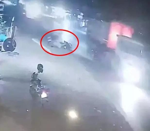 Balodabazar में दर्दनाक सड़क हादसा: तेज़ रफ्तार ट्रेलर ने दो बाइकों को मारी टक्कर, छह लोग घायल