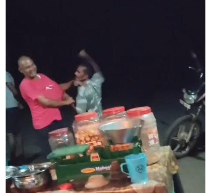 Balrampur: वाड्रफनगर में नशे में धुत पुलिसकर्मियों की पिटाई का वीडियो वायरल