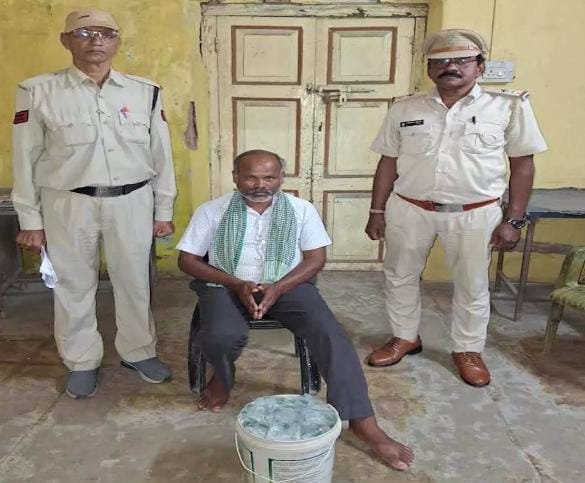 Raigarh में आबकारी विभाग की बड़ी कार्रवाई: अवैध ओडिशा महुआ शराब के साथ व्यक्ति गिरफ्तार
