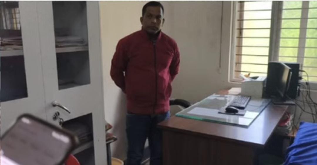 जगदलपुर: सर्पदंश मुआवजा दिलाने के नाम पर रिश्वत,बाबू ने मांगे 50 हजार रुपये, ACB ने रंगेहाथ पकड़