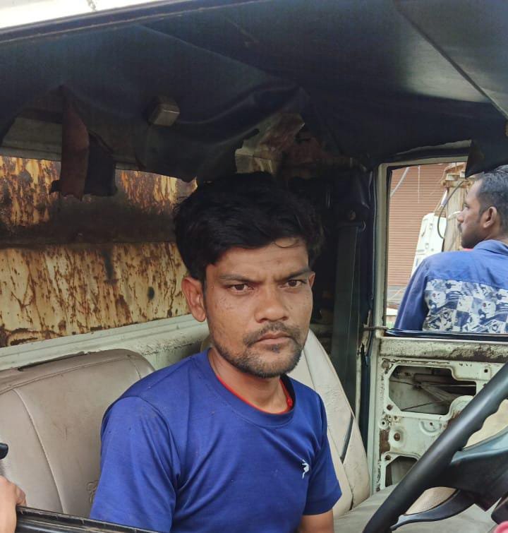 Bhilai: बिना पेपर की कबाड़ गाड़ी से बड़ा हादसा टला: तेज रफ्तार में ट्रांसफार्मर से टकराई, पुलिस कार्रवाई का इंतजार