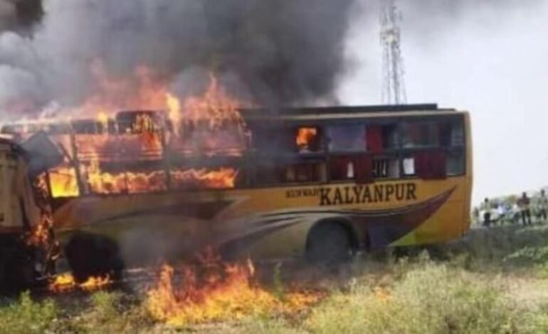 Rajasthan : जैसलमेर-जोधपुर हाईवे पर बस में भीषण आग, 21 की मौत
