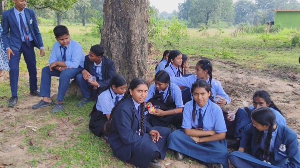 Dantewada: शिक्षिका को हटाने छात्रों का धरना प्रदर्शन, कहा – तीन सालों से कर रही प्रताड़ित…