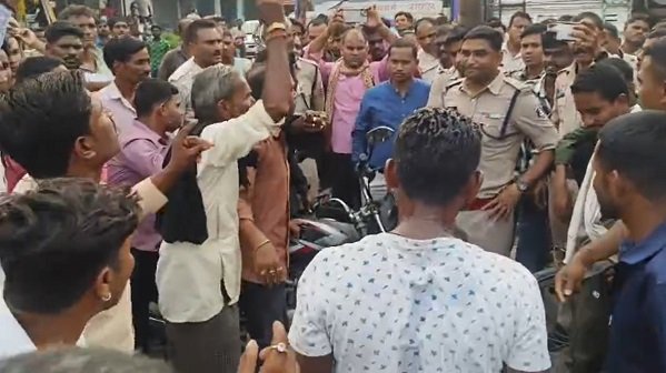 अवैध कब्जा पर जमकर हंगामा : ग्रामीणों ने किया हाईवे जाम , विरोध के बीच व्यक्ति ने आत्महत्या का प्रयास