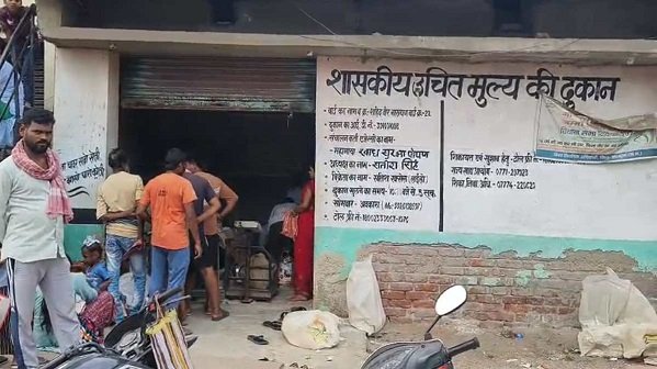 Ambikapur: 65 लाख का राशन घोटाला उजागर, सरकारी दुकान से उड़ाया चावल-शक्कर-चना