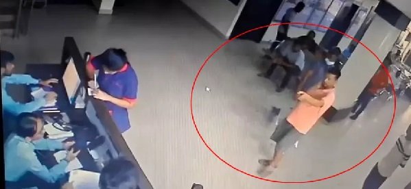 Raipur News: अस्पताल में युवक का हंगामा …बाइक से रैंप पर चढ़कर तोड़ा कांच का दरवाजा, FIR दर्ज