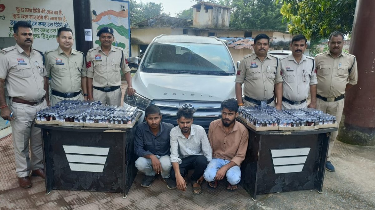 Balrampur : लग्जरी कार से कफ सिरप और नकदी बरामद, तीन आरोपी गिरफ्तार 