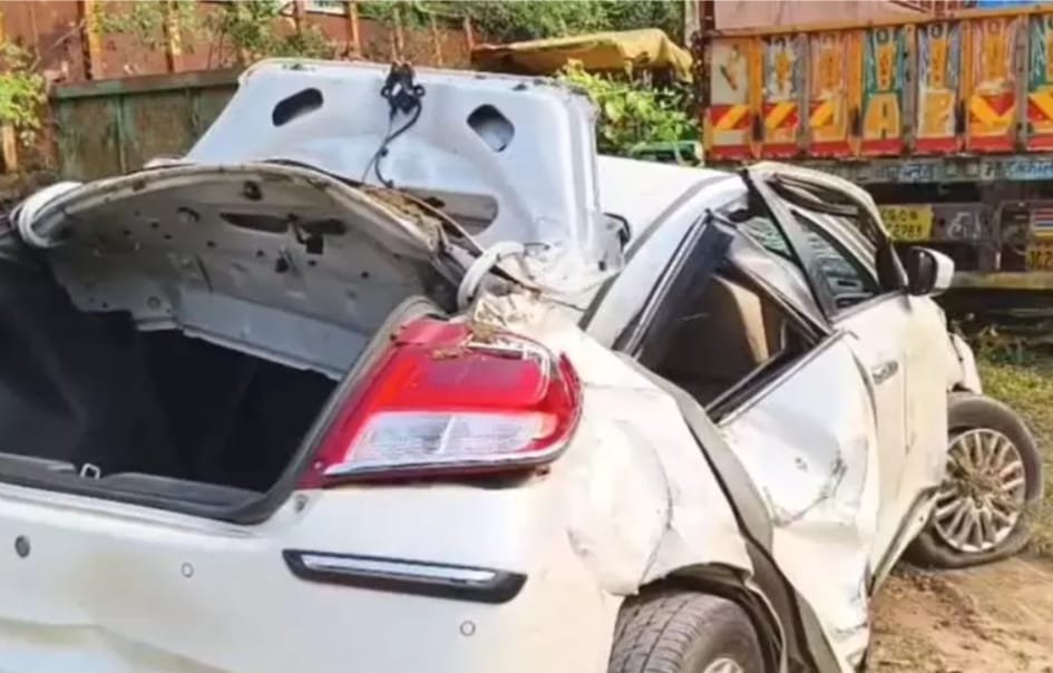 Mahasamund : में भीषण सड़क हादसा: मवेशी को बचाने के प्रयास में Car पलटी, तीन की मौत,