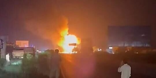 Jaipur-Ajmer हाईवे पर भयंकर हादसा: केमिकल टैंकर की टक्कर से 200 LPG सिलेंडर फटे