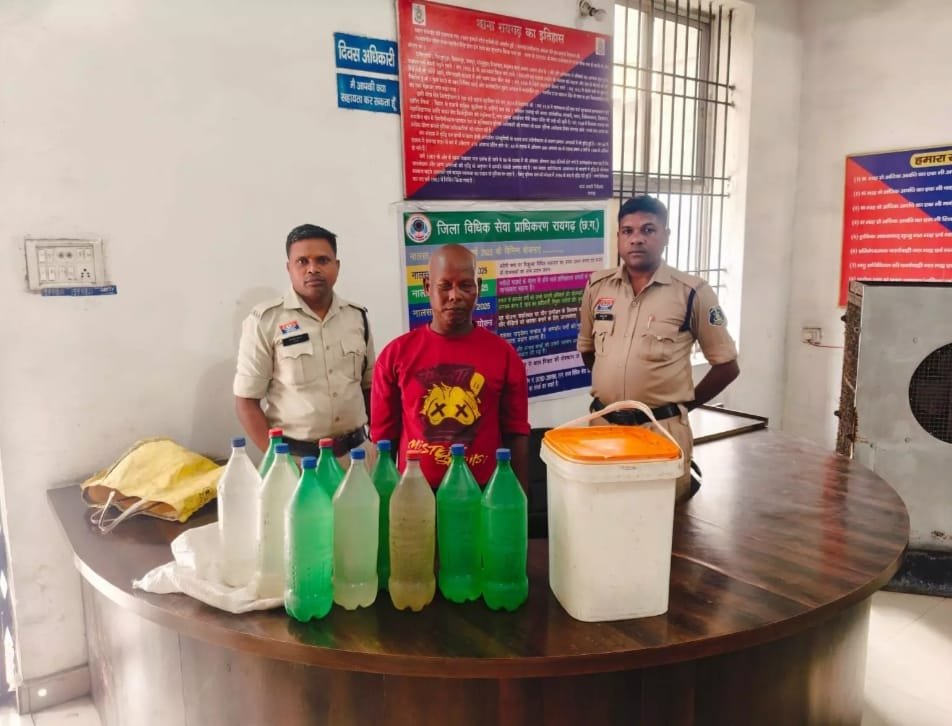 Chhattisgarh : टिकरापारा में अवैध शराब के खिलाफ पुलिस की बड़ी कार्रवाई, एक गिरफ्तार