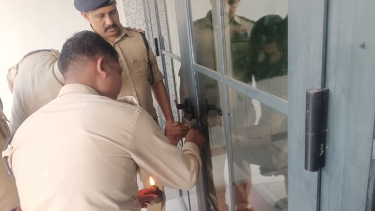 18 जुआरियों को जुआ खेलते किया गया था गिरफ्तार, अब बालाजी होटल को पुलिस ने किया सील…