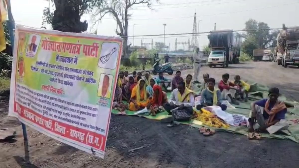 Raigarh: 5 सूत्रीय मांगों को लेकर सर्व आदिवासी समाज का महाआंदोलन, किया चक्काजाम