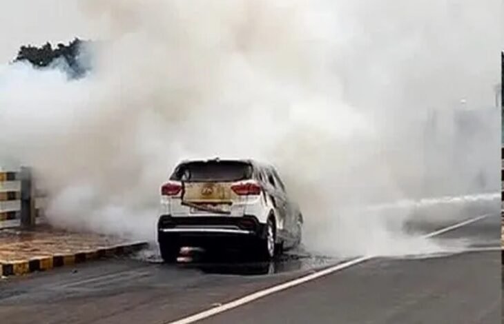 नवा रायपुर में सर्राफा कारोबारी की कार में लगी आग: समय रहते बाहर निकले, पुलिस और फायर ब्रिगेड ने काबू पाया