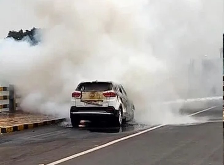 नवा रायपुर में सर्राफा कारोबारी की कार में लगी आग: समय रहते बाहर निकले, पुलिस और फायर ब्रिगेड ने काबू पाया