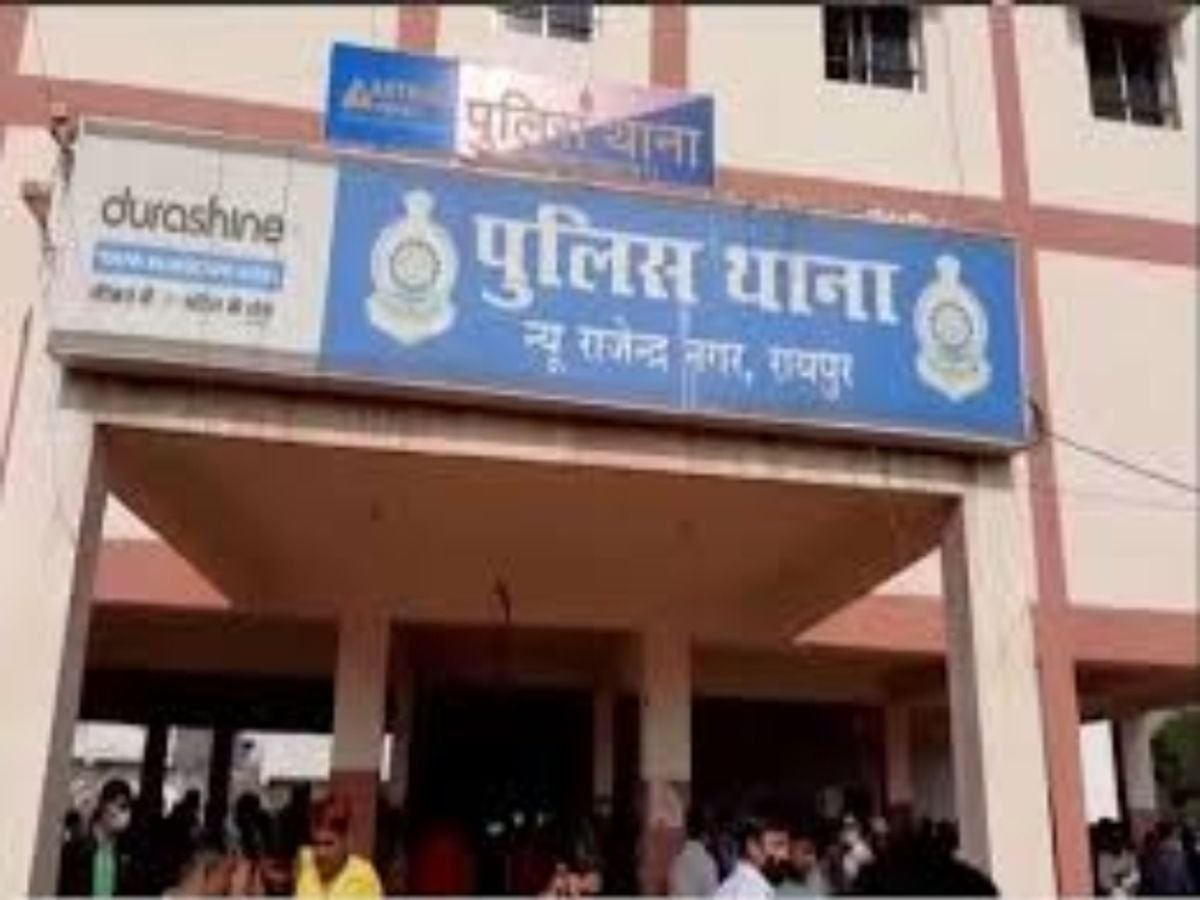 Raipur में कलर्स मॉल के बाहर महिला को धक्का देकर छीना पर्स