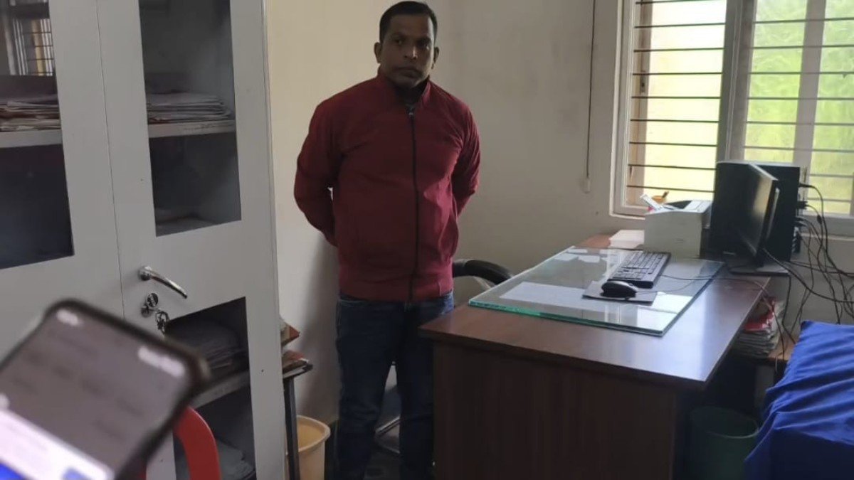 Bastar : भ्रष्टाचार पर एसीबी की बड़ी कार्रवाई, दरभा तहसील के कर्मचारी को 25 हजार की रिश्वत लेते रंगे हाथ पकड़ा 