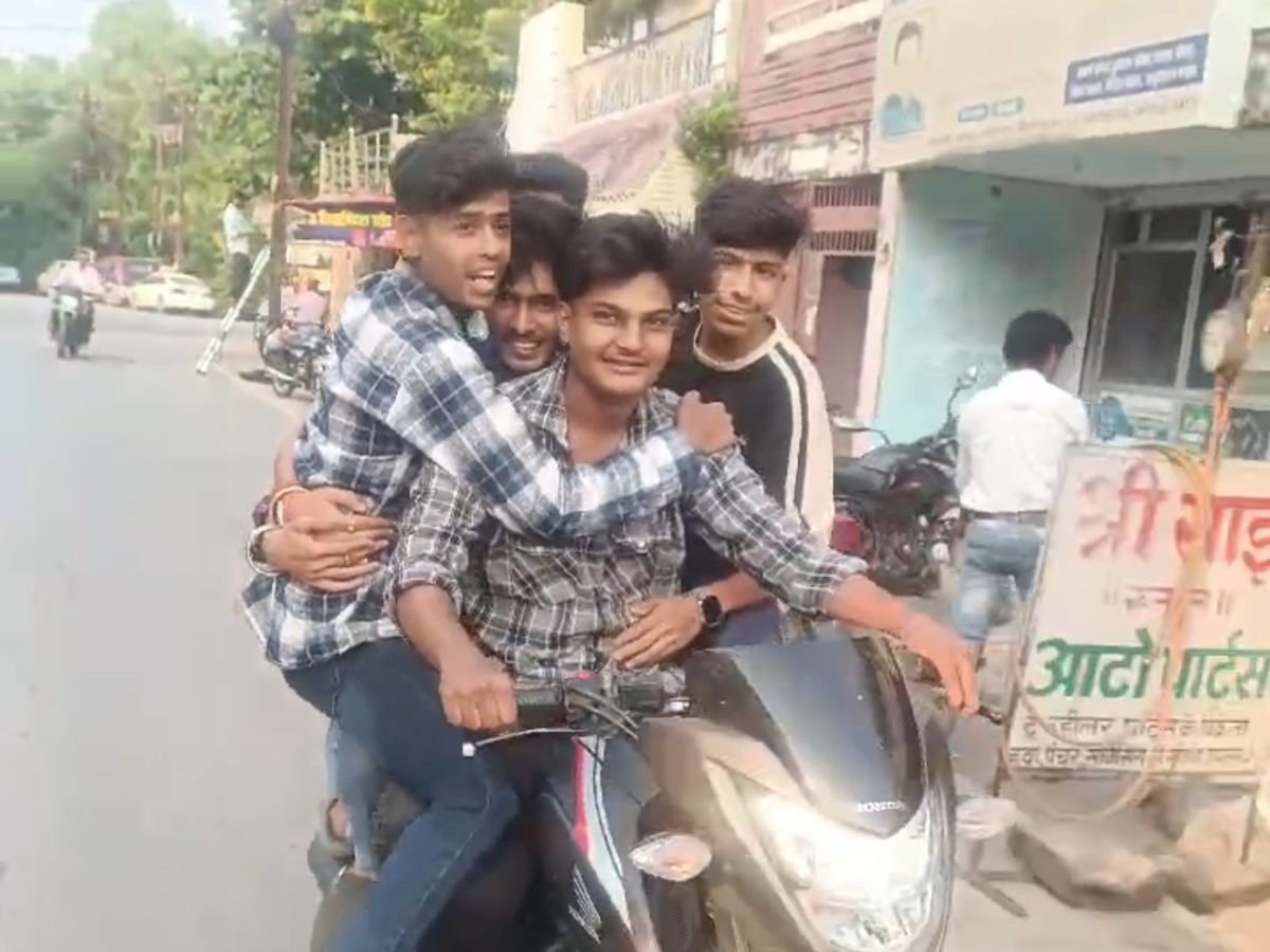 Bilaspur में बाइक पर चार युवकों का स्टंटबाजी मामला