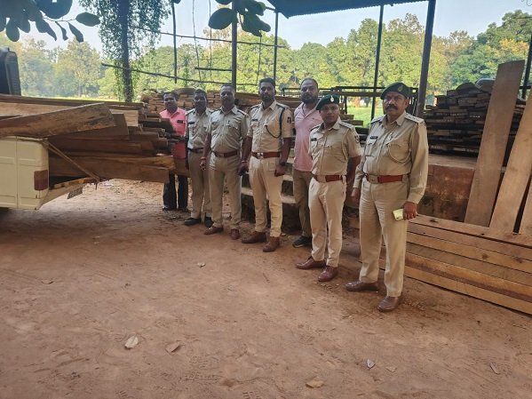 Kondagaon: अवैध इमारती लकड़ी की खेप जब्त, वन विभाग ने आरोपी को किया गिरफ्तार