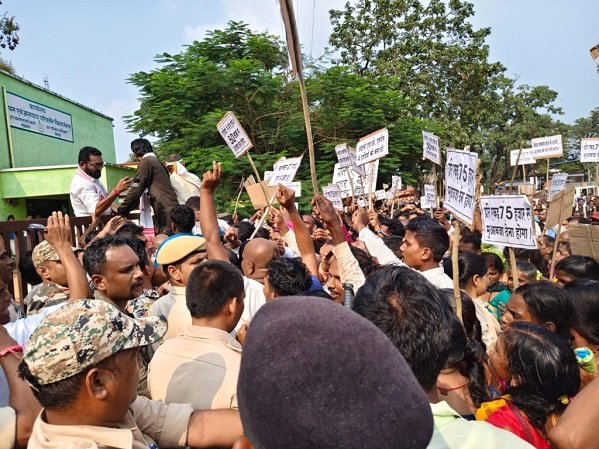 Gariyaband: हाथी प्रभावित 30 गांवों के ग्रामीणों का जंगी प्रदर्शन, मुआवजे की मांग को लेकर वन कार्यालय का किया घेराव