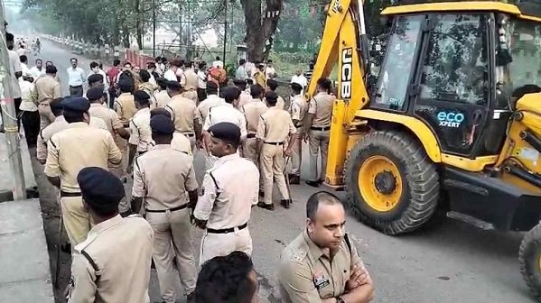 Janjgir: अवैध अतिक्रमण पर चला बुलडोजर , मदरसा और औषधालय को किया गया ध्वस्त