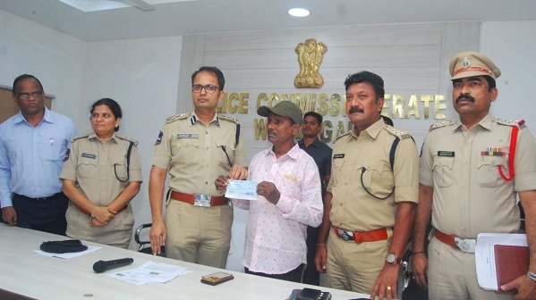 CG News : नक्सलियों को बड़ा झटका, 8 लाख का इनामी माओवादी नेता ने किया आत्मसमर्पण