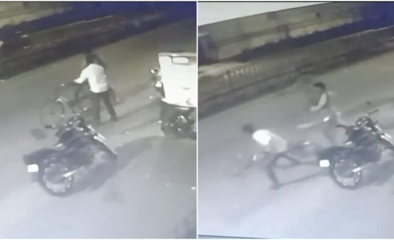 Raipur में बदमाशों की मारपीट का VIDEO : साइकिल से घर जा रहे युवक से लूटपाट की कोशिश