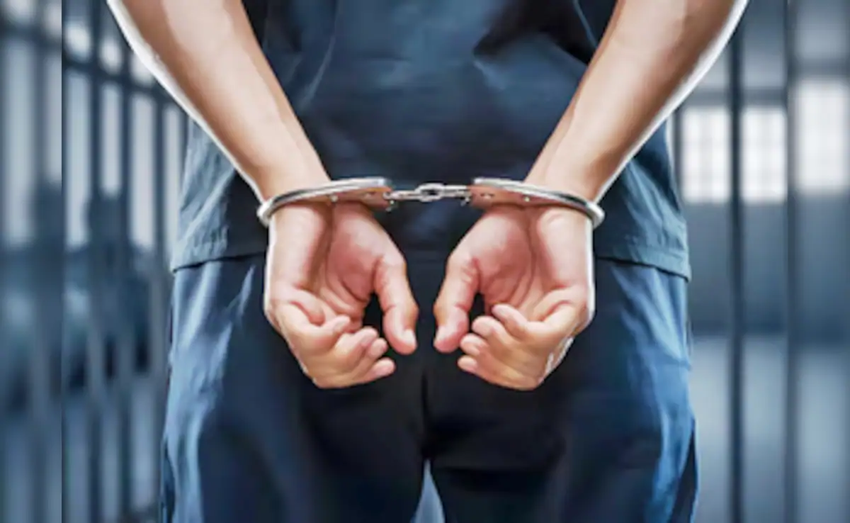 Raigarh में शराब पकड़ने गई पुलिस से धक्कामुक्की, आरोपियों के परिजनों ने किया विरोध