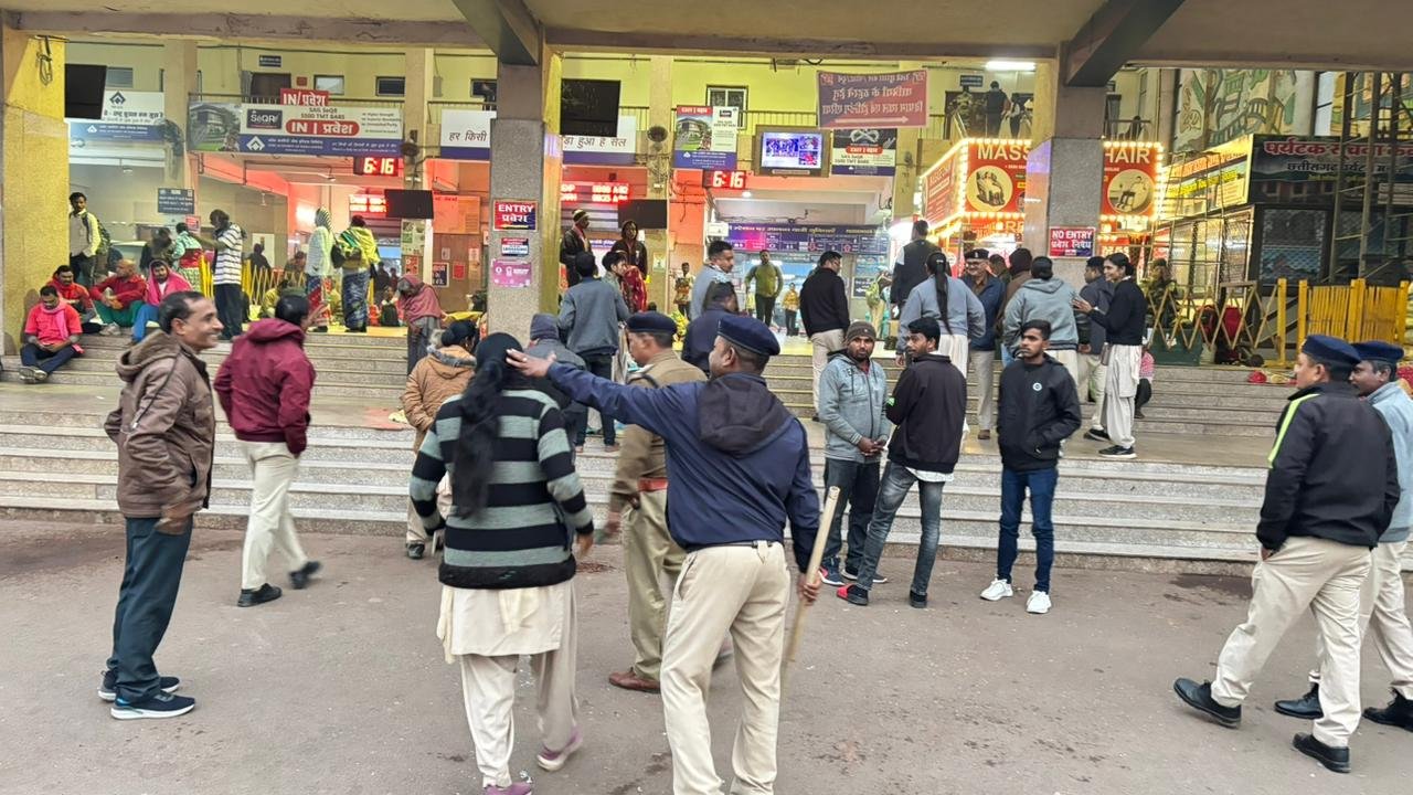 Durg पुलिस का विशेष अभियान: संदिग्धों पर शिकंजा, 300 मकानों में दबिश