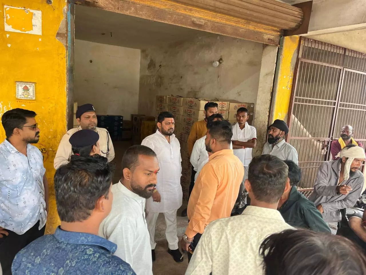 भाठागांव में प्रीमियम अंग्रेजी शराब दुकान का विरोध, पार्षद बोले—“दुकान नहीं खुलने देंगे चाहे FIR ही क्यों न हो जाए”