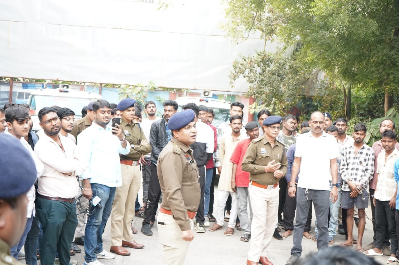 Raipur में पुलिस का विशेष अभियान: 256 से अधिक चाकूबाजों व बदमाशों को तलब, परेड कर दी गई कड़ी समझाईश