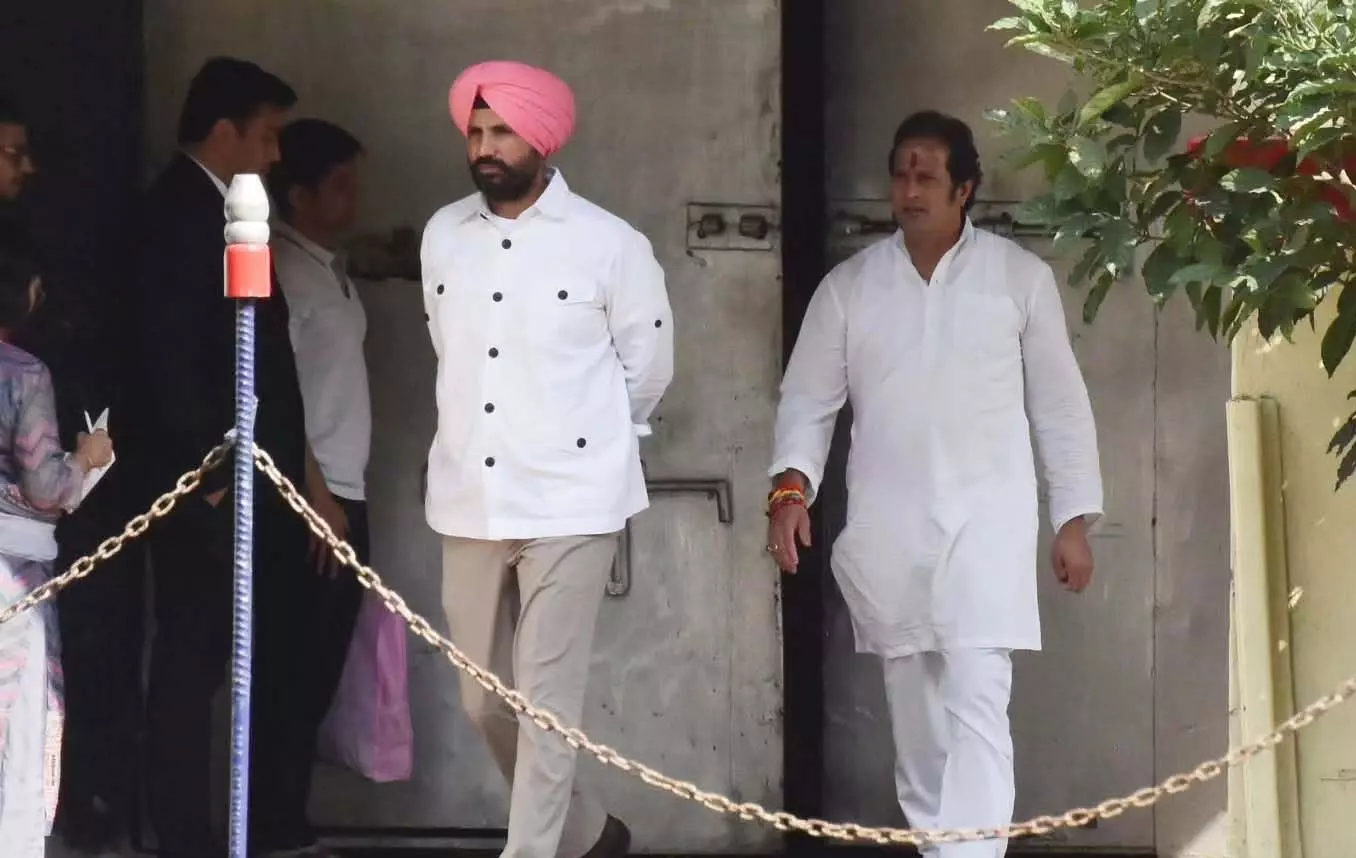 Raipur: चैतन्य बघेल से जेल में मिलने पहुंचे पंजाब कांग्रेस के नेता…