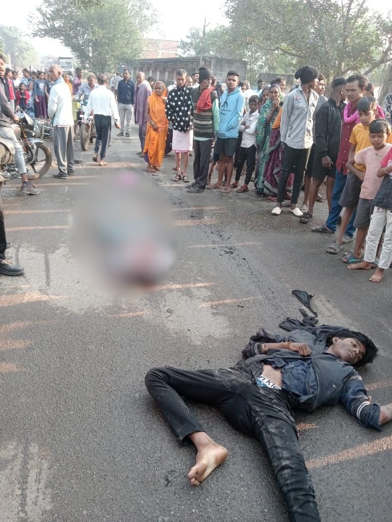 कैप्सूल वाहन ने बाइक को मारी टक्कर: एक युवक की मौत, आक्रोशित परिजनों ने किया चक्काजाम