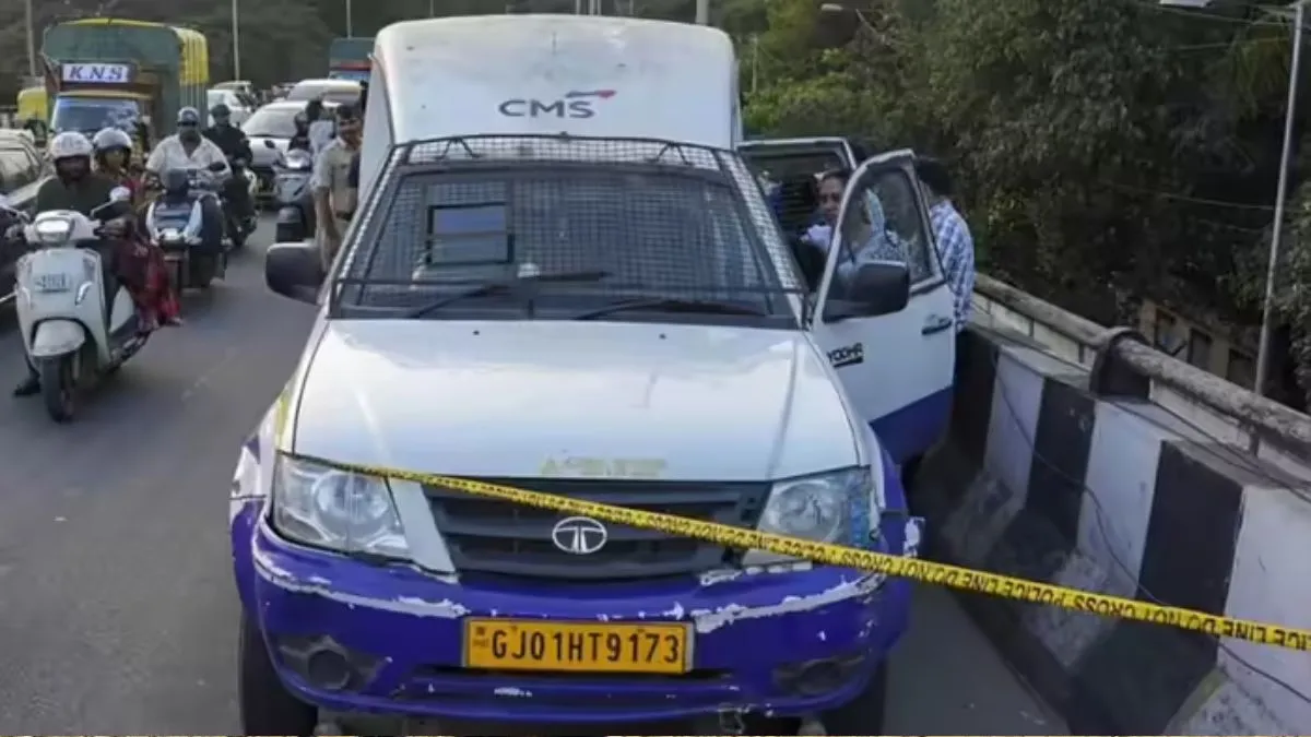 बेंगलुरु में दिनदहाड़े 7.11 करोड़ की लूट, RBI अधिकारी बनकर आए बदमाशों ने कैश वैन रोककर मारी बड़ी सेंध
