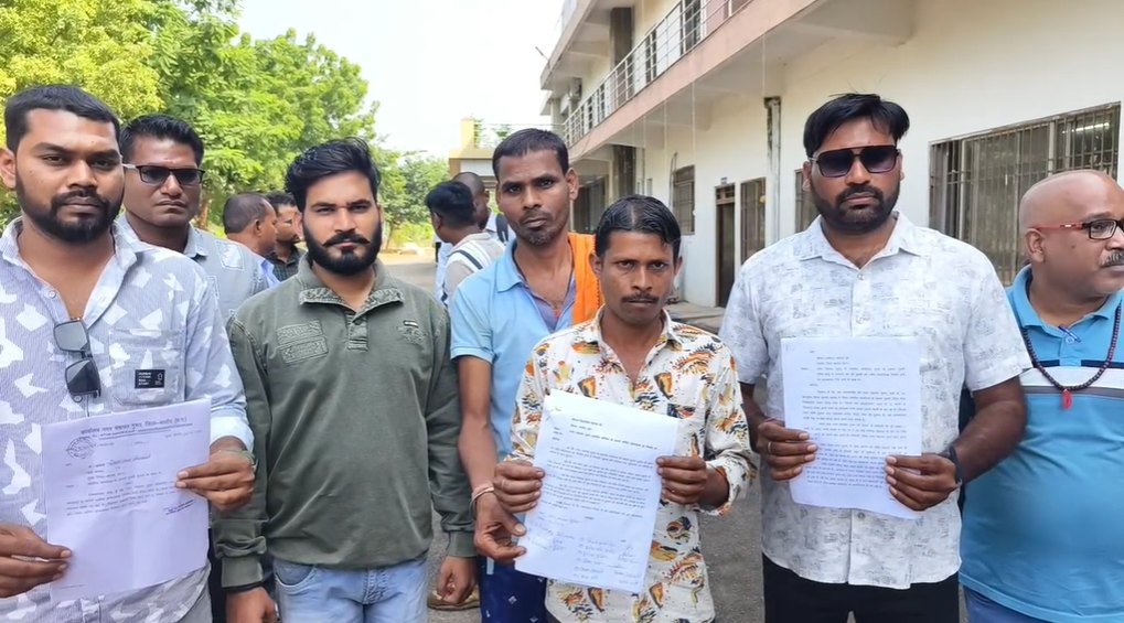 बालोद के गुरूर में गुमटी हटाने पर विवाद, दुकानदारों ने जनदर्शन में कलेक्टर से की नई दुकानों में प्राथमिकता देने की मांग