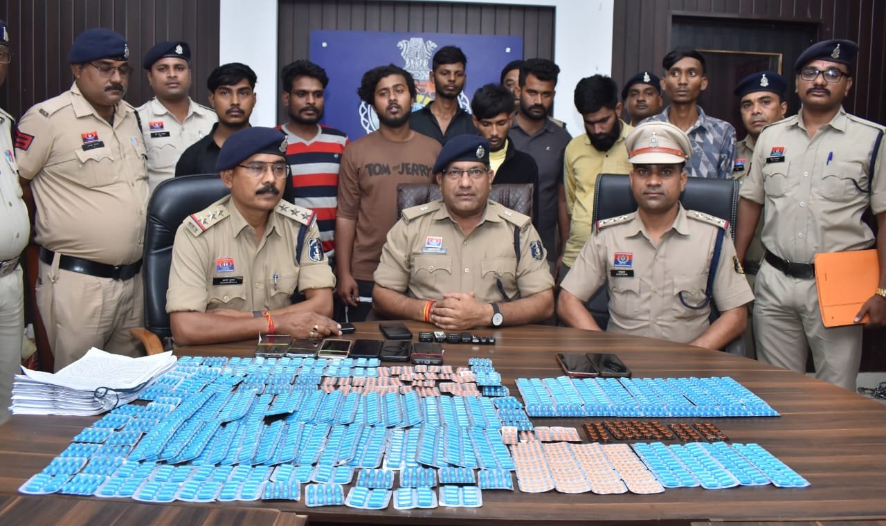 दुर्ग पुलिस की बड़ी कार्रवाई: ‘ऑपरेशन विश्वास’ में 8 आरोपी गिरफ्तार, 2.5 हजार नशीली कैप्सूल बरामद