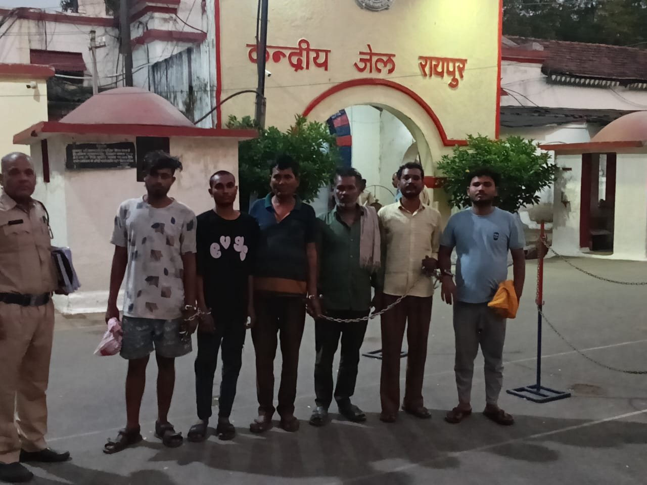 पुलिस का विशेष धर-पकड़ अभियान, 14 आरोपी गिरफ्तार, बाजार चौक में निकाला गया जुलूस