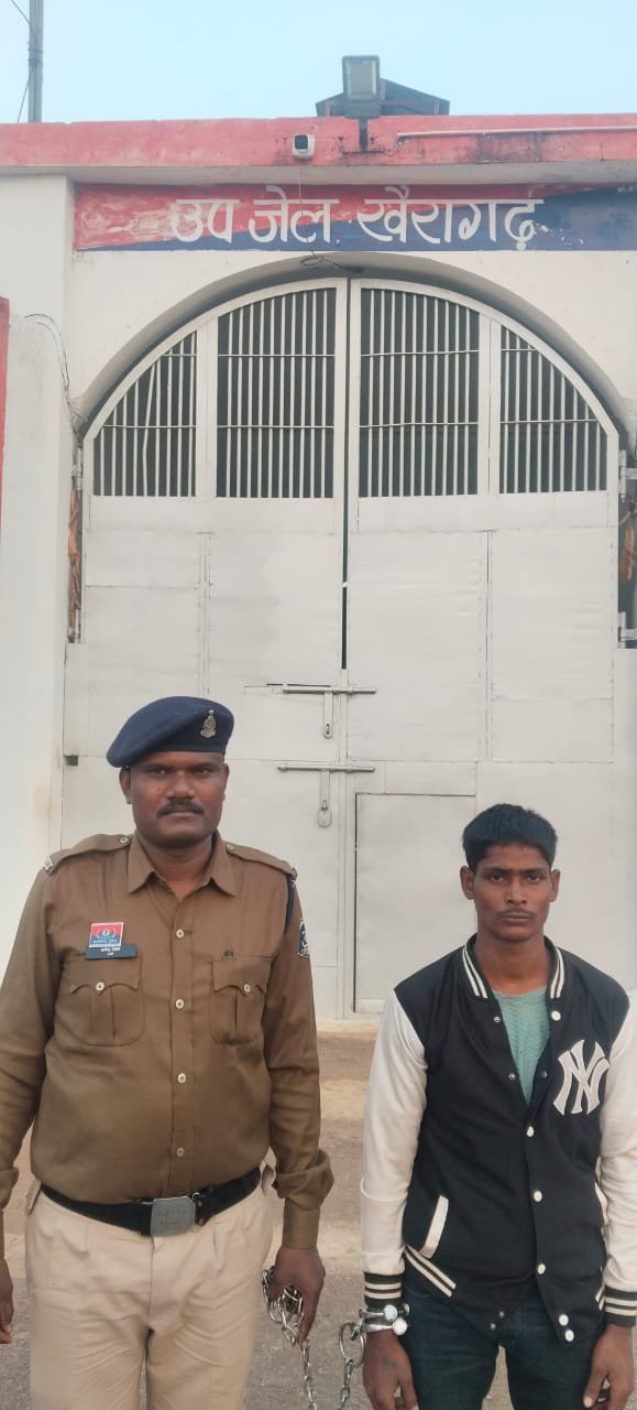 स्वामी आत्मानंद विद्यालय में लैपटॉप चोरी का मामला: पुलिस ने आरोपी को  गिरफ्तार कर बरामद की  60,900 रूपये