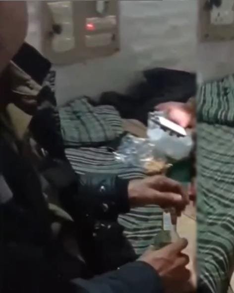 Bilaspur: चौकी में शराब पीते 2 आरक्षक का वीडियो वायरल, वीडियो बना रहे युवक को दी धमकी…