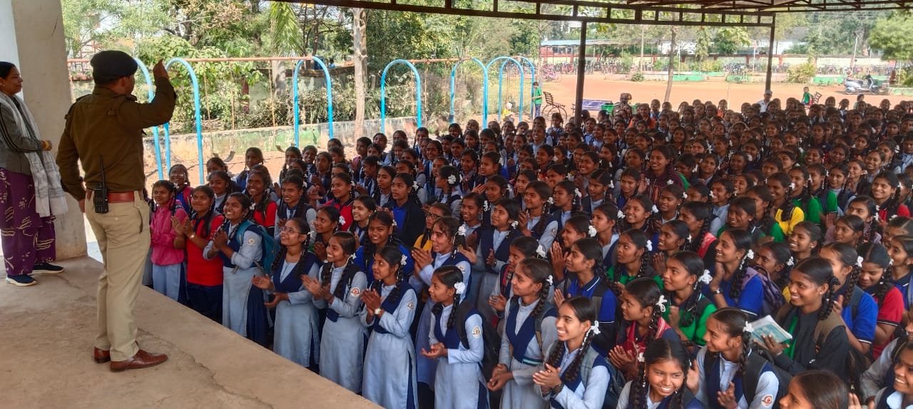 यातायात पुलिस का जागरूकता अभियान, 200 छात्राओं को सड़क सुरक्षा और साइबर अपराध से बचाव की दी जानकारी