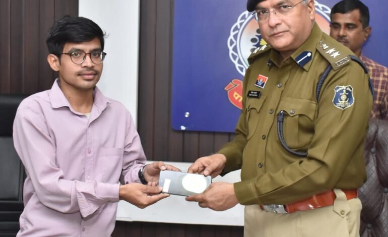 दुर्ग पुलिस की बड़ी कामयाबी, ACCU ने खोज निकाले 175 गुम मोबाइल