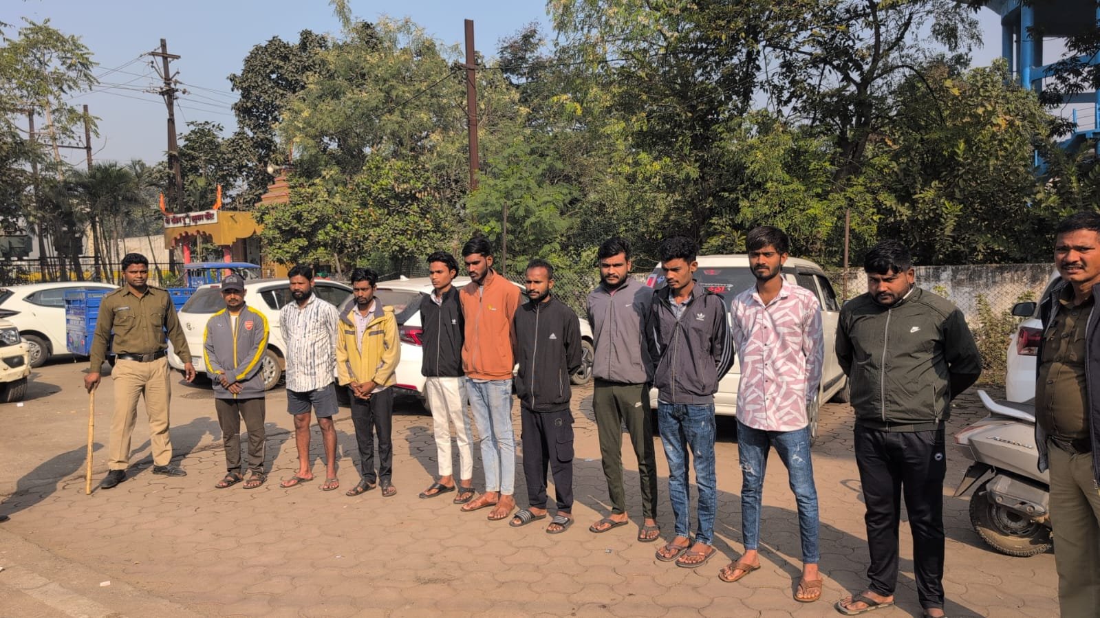 रायपुर में तड़के पुलिस का मेगा ऑपरेशन, 172 आरोपी को किया गिरफ्तार