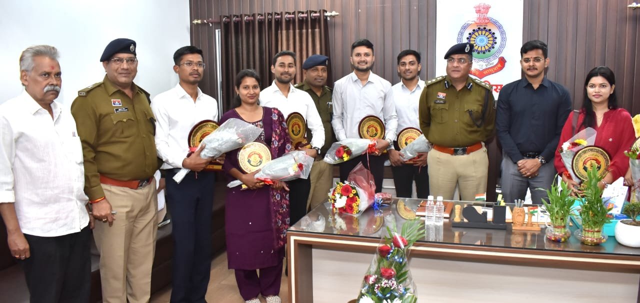 दुर्ग में पीएससी टॉपरों का सम्मान: एसएसपी विजय अग्रवाल ने दी सफलता के टिप्स, पुष्पगुच्छ व मोमेंटो देकर किया सम्मानित