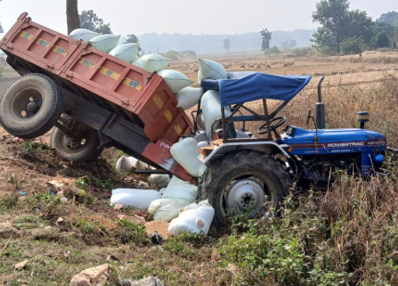 Balrampur में धान से लदे ट्रैक्टर की चपेट में युवक की मौत
