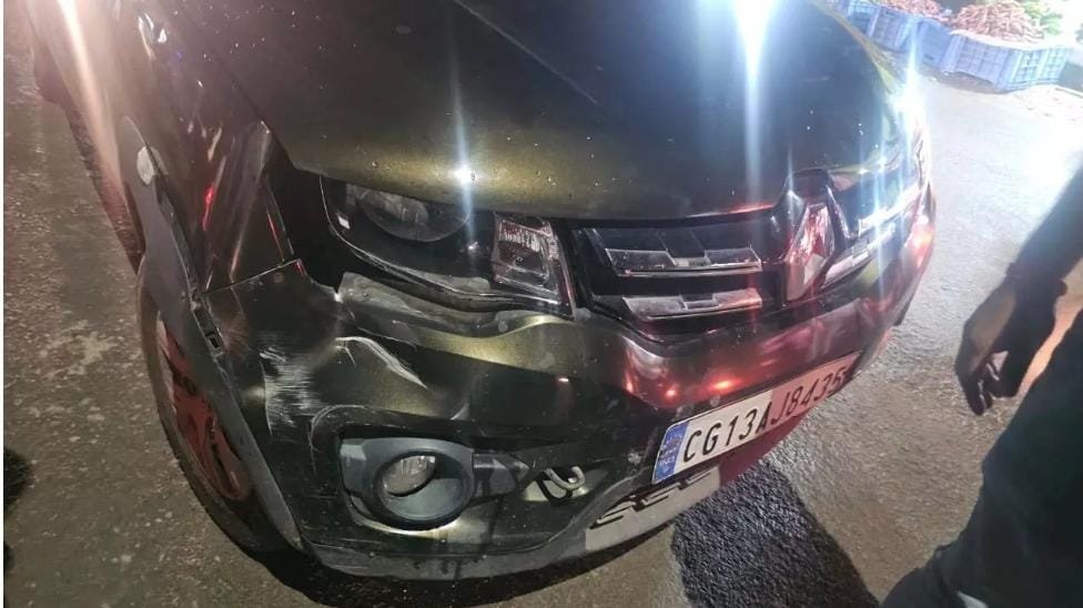 Raigarh: तेज रफ्तार ट्रैक्टर ने पत्रकार की कार को मारी टक्कर, पुलिस की लापरवाही उजागर