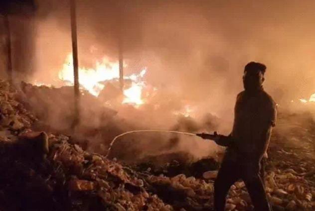 मनेन्द्रगढ़ में प्लास्टिक फैक्ट्री में भीषण आग: वाहन सहित प्लास्टिक सामान जला, पटाखों से लगी आग की आशंका